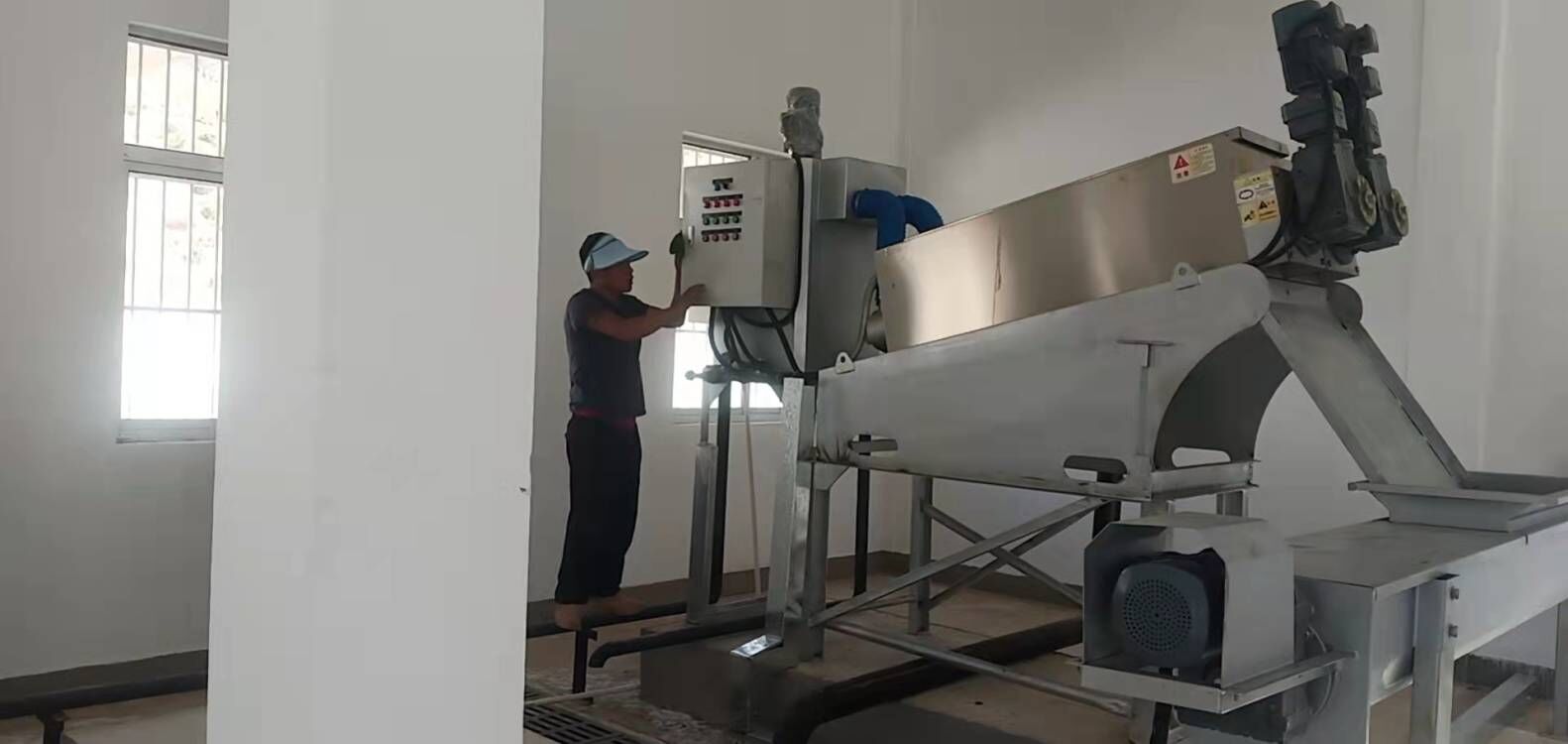 南木林縣污水處理廠(chǎng)工作人員和上級(jí)領(lǐng)導(dǎo)一起排查污水管網(wǎng)